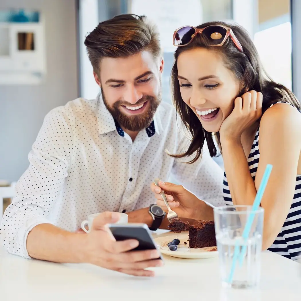 Clients satisfaits utilisant une tablette de commande Clients satisfaits utilisant une tablette de commande